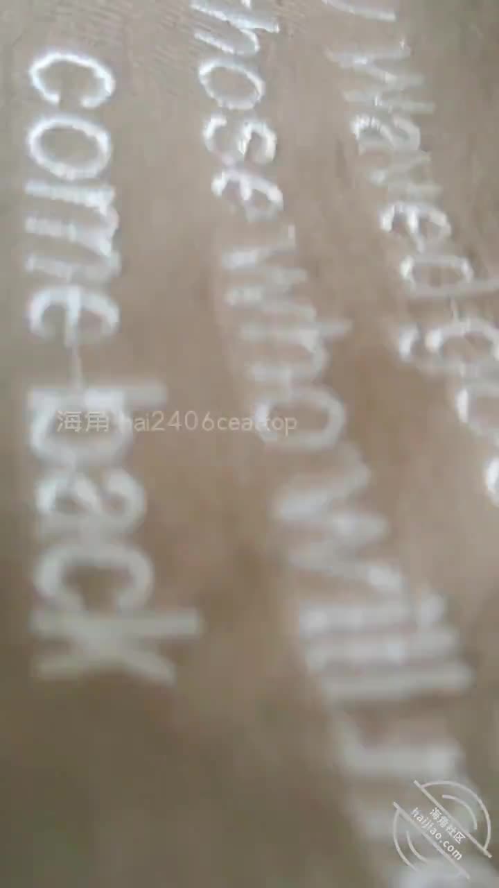 哥哥在沙发上睡着了，帮嫂子挤奶顺便让嫂子给我口，真刺激老哥最近都在家，好想找个机会操嫂子，晚上我的鸡巴经常硬邦邦的，我哥一直在家也不能找嫂子解决，只能自己动手，我哥人不怎么样，要是借口和嫂子去买个东西然后趁机开房，孩子没人带，我哥肯定不乐意，只能算了。上午我哥在沙发上躺着看电视，不一会儿就睡着了，打鼾打得有点大声，我和嫂子也坐在沙发上我本来嫌吵准备回房间去了，但嫂子起身拍了拍我，示意我跟她过来，我俩去了卫生间门口，嫂子轻声告诉我奶胀，我掀起她的衣服，嫂子的奶头很大，我一边玩弄奶头一般把奶水吸出来看着这么大