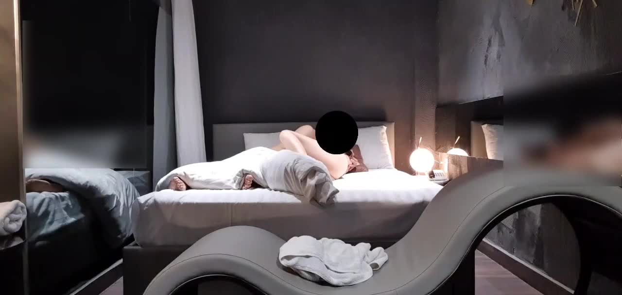 国产涩涩资源偷拍 极品美女激情啪啪 反差婊美女酒店与男友激情啪啪做爱，不得不说美女就是美女，颜值在线身材极品，一对大奶子白嫩又圆润，小蛮腰大长腿极品啊！被男友各种姿势各种暴操，反差呻吟娇喘表情销魂诱人 ，可惜交友不慎啊，两人激情时刻全程被无良男友用隐蔽摄像头偷拍下来泄密流出  #泄密 #偷拍