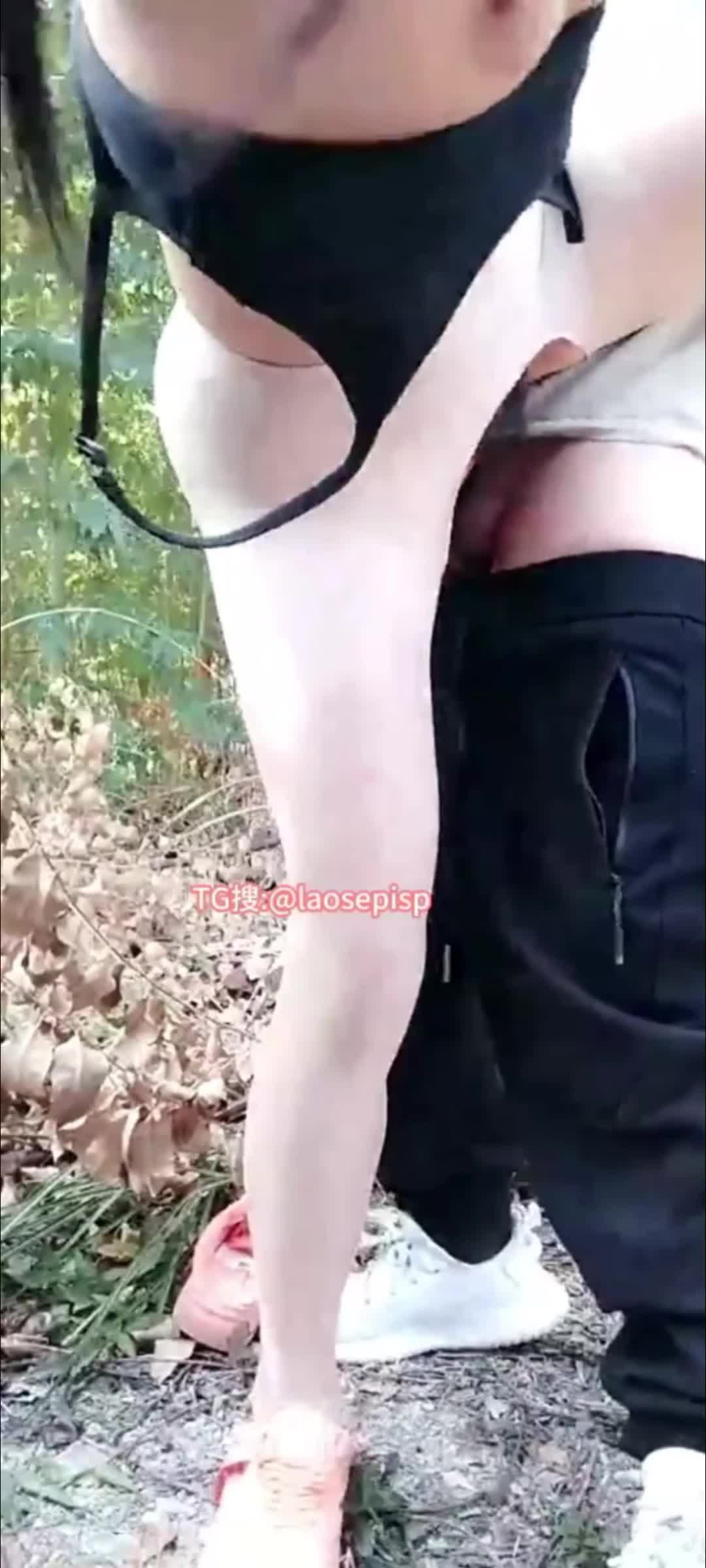 白丝开档骚妇勾引滴滴司机车震 车上做不爽直接到个人少的地方野战 哥哥你鸡巴好烫好舒服 快点操我不要停