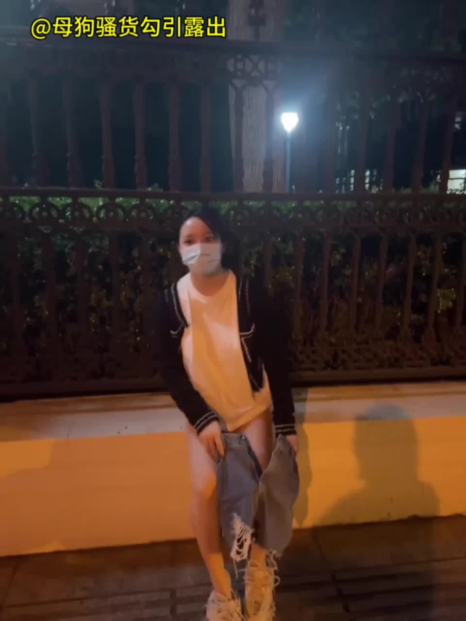 巨乳骚逼全裸户外露出 还是个小馒头逼 欠操已久啊