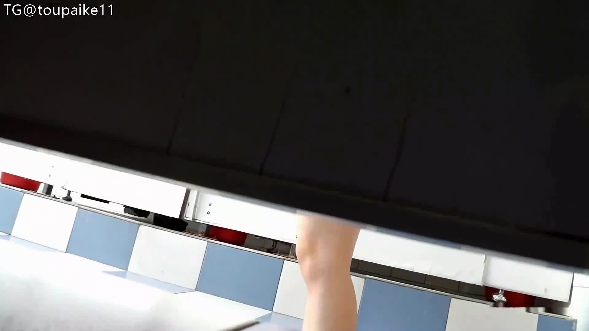师范大学女厕课间偷拍 高清贴逼拍 尿水滴清晰可见 5