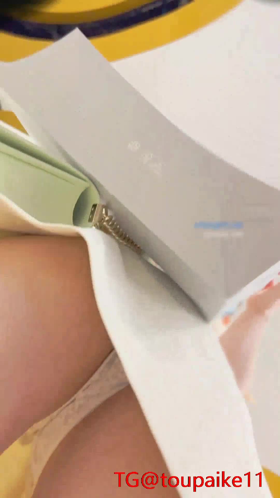 KFC商场尾随偷拍系列 身材气质极品美女，蕾丝透明内，隐约露 丝内