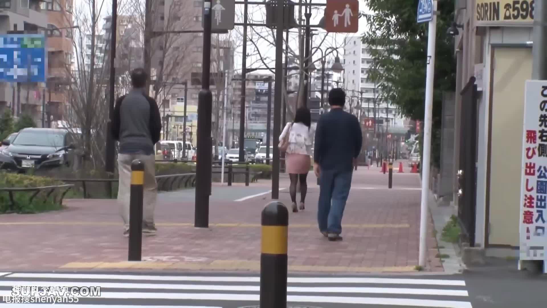 小姐姐吃了春药后 三个洞都好痒 还好叫了几个男人一起帮她 番号：NHDTA-