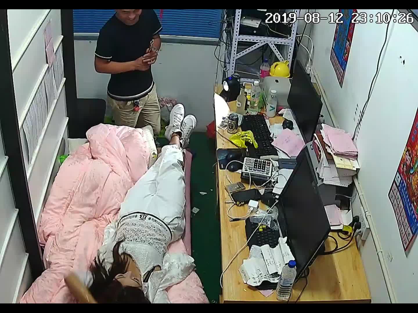 #偷拍 #盗摄 #偷情居家监控摄像头破解：老板的妻子离开后，漂亮的女秘书勾引工厂老板。无套内射办公室监控遭破解，老板和女秘书偷情，女秘书看起来颜值还不错，主动摸老板屌求操，阴毛非常茂盛……