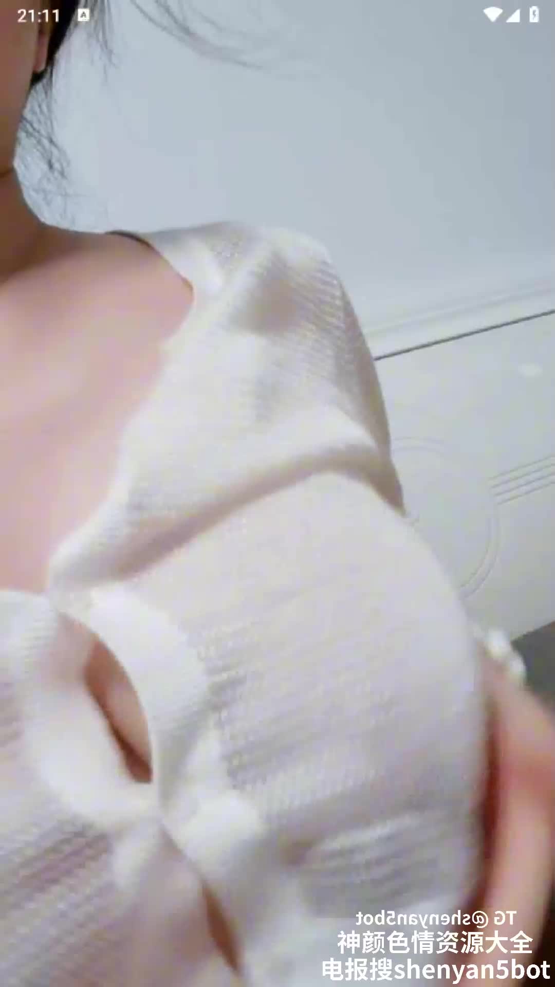 #巨乳 饱满圆润的巨乳在手指的玩弄下高潮迭起，呻吟声撩人心弦，欲望之火燃烧不止。
