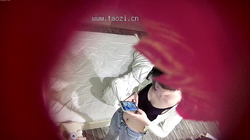 #偷拍 #酒店偷拍 #针孔摄像头 小情侣放假酒店开房后竟然一点都不着急 前戏好长啊想看多偷拍精彩内容 ， 点击加入内部会员群