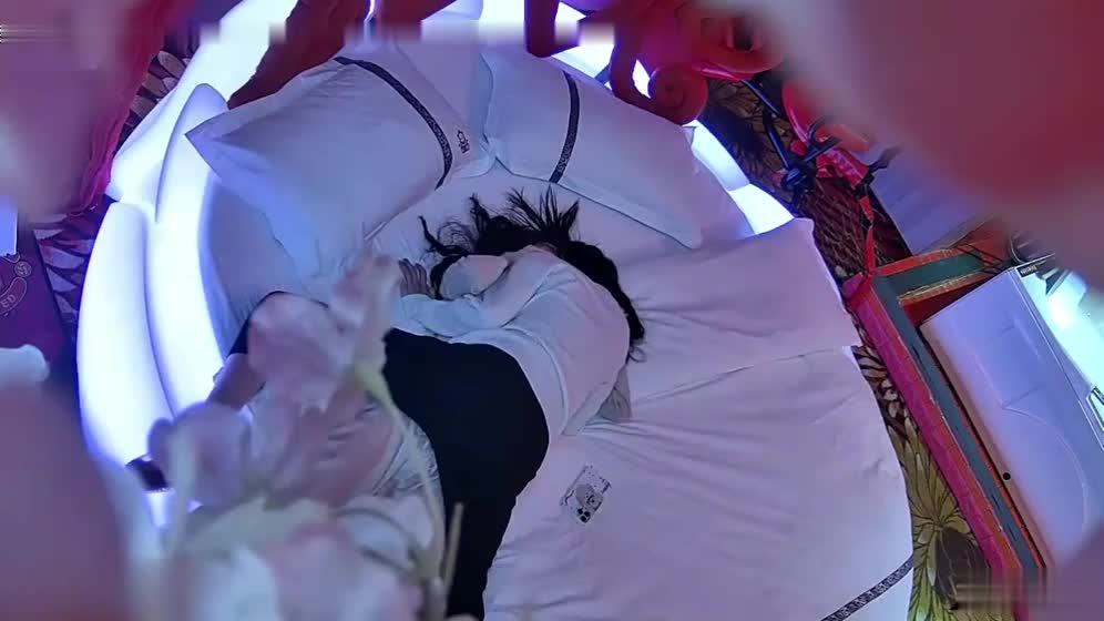 酒店偷拍百年难遇的极品女同性爱