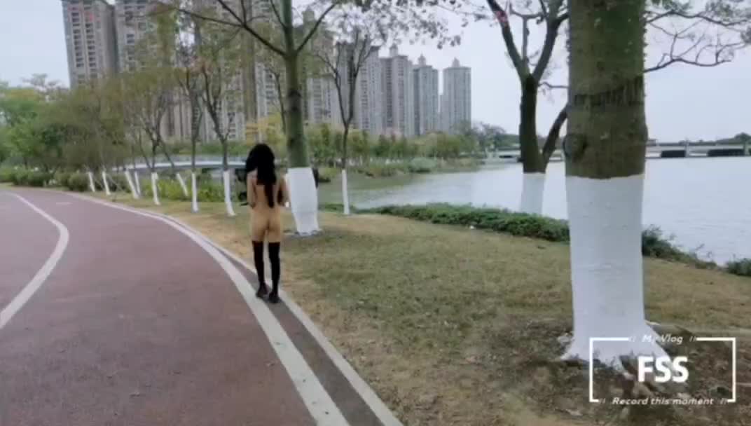 #露出 #勾引 #冯珊珊我靠 这骚货穿着黑丝在公园河边小道上晃荡 竟然勾引河边钓鱼的老头 大爷身经百战 这种场景竟然没有让他动容内部群更新 38G
