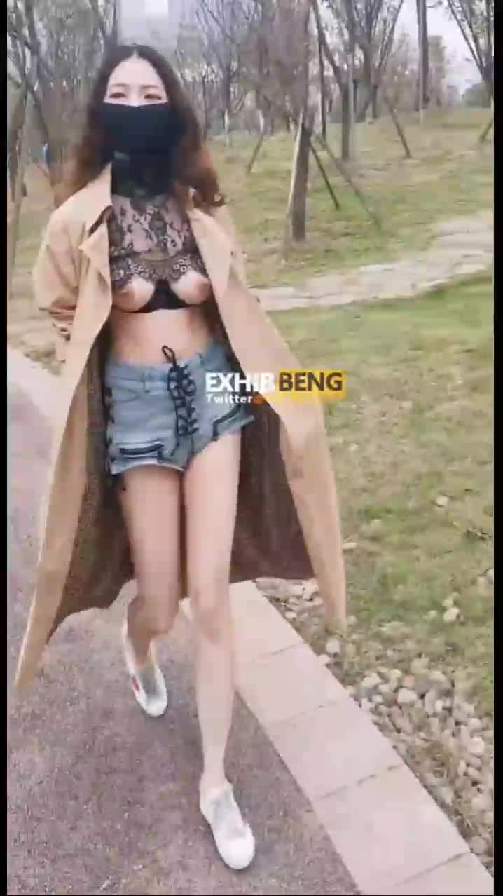 极品身材骚货户外露出勾引 骚得很啊 这对乳房我能把玩一年不腻的