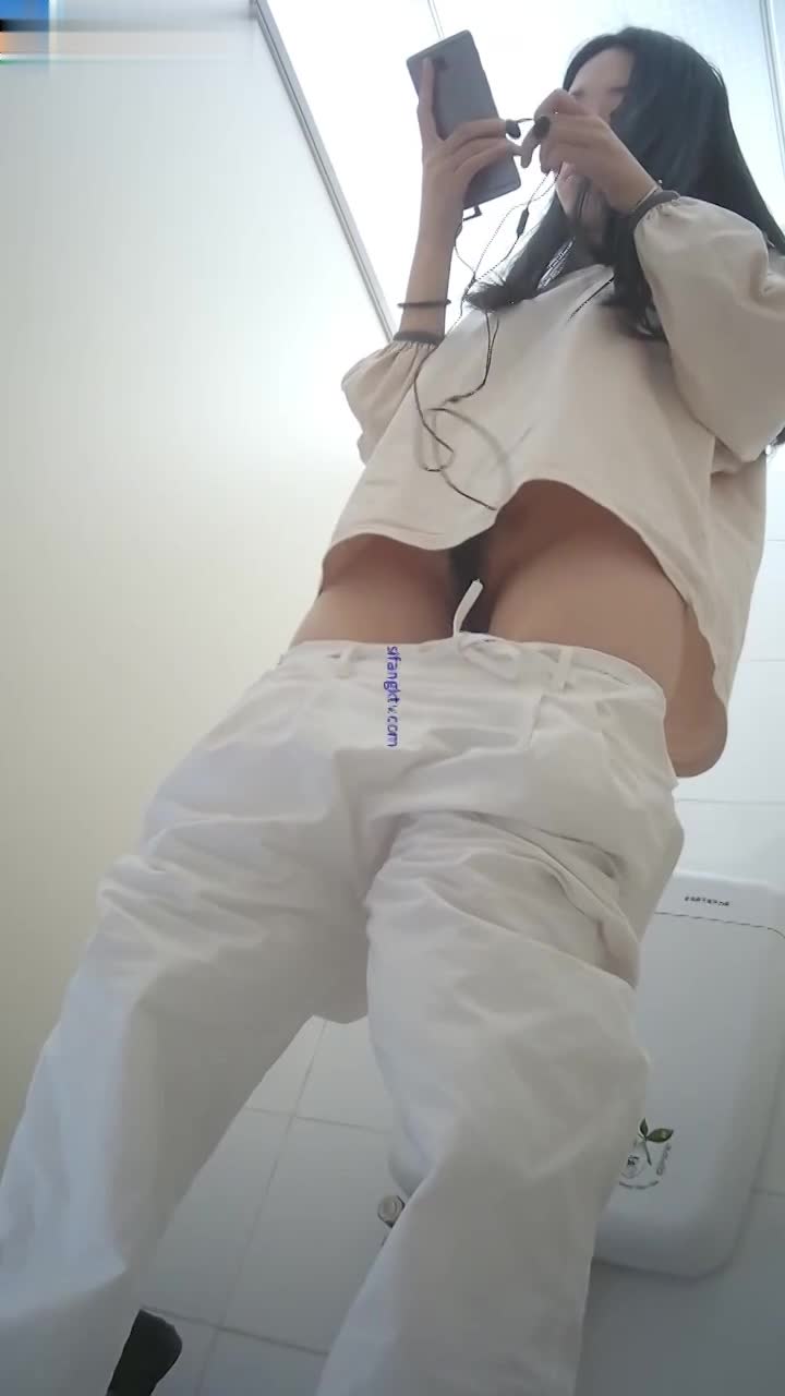 女厕所偷拍有意外收获 美女跑厕所自慰你敢不敢推门进去说出经典对白"你也不想你男朋友知道吧"