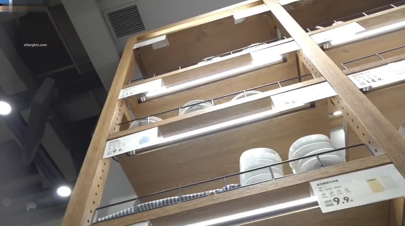 万达抄底不穿内裤的骚女