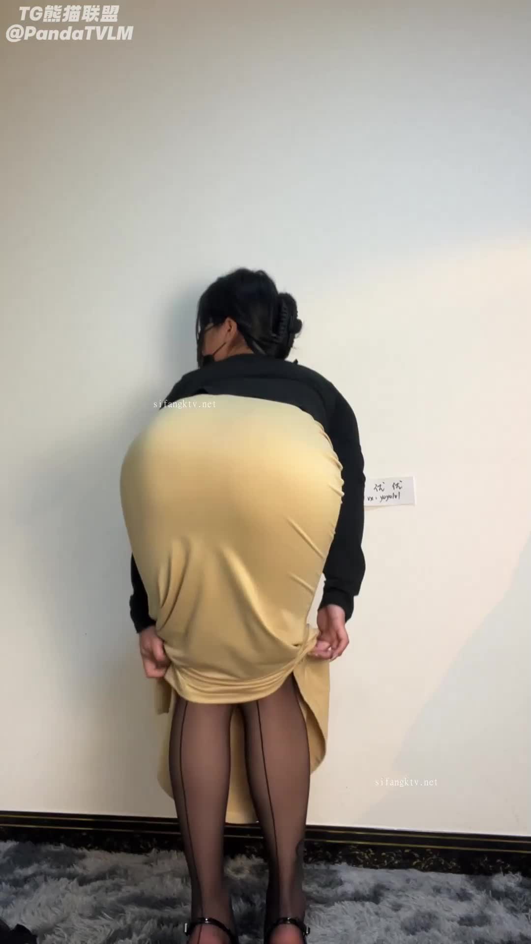 #优优 | #旗袍 #乱伦 #剧情 #黑丝黑丝包臀长裙骚话不断脱光扭着屁股勾引儿子+碎花旗袍被金主无套爆肏颜射，撸点极高—————————「中文包及搜索引擎」  「吃瓜找片涩涩群」