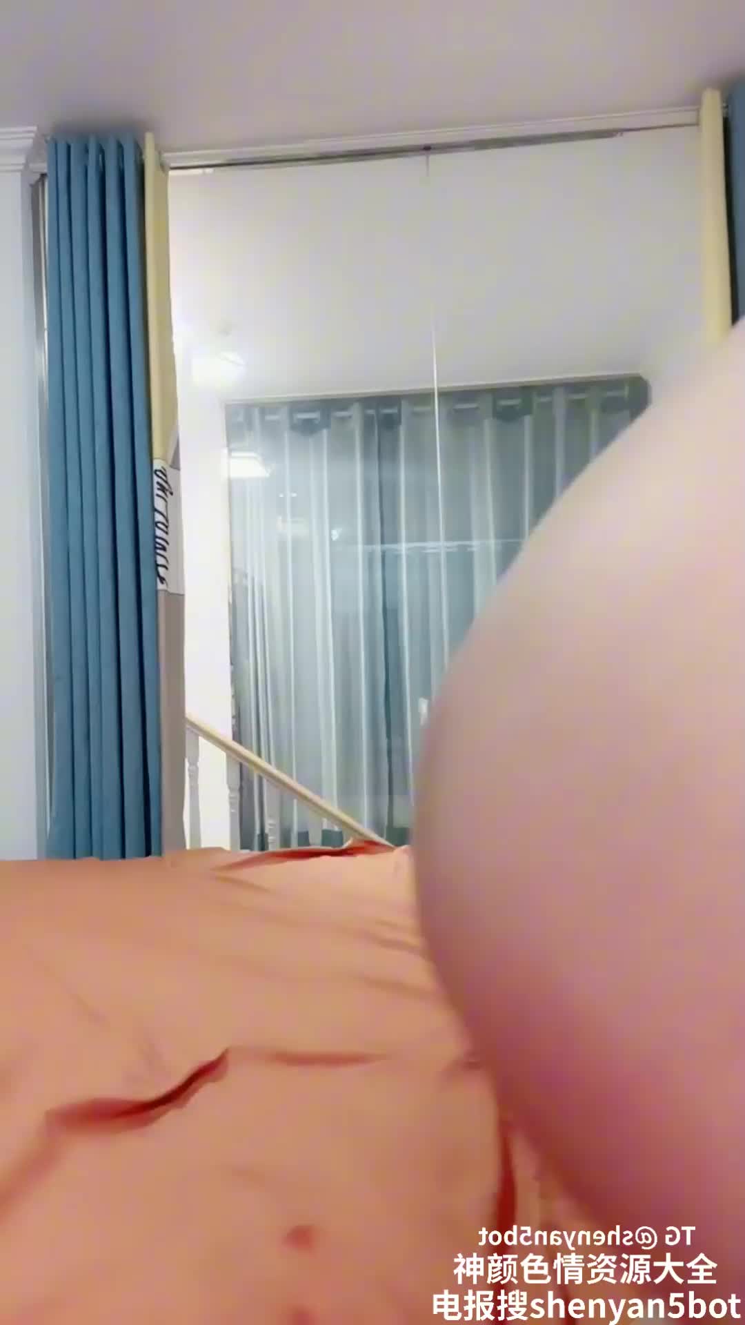 #巨乳 巨乳母狗紫丝高跟做爱，双唇紧紧相接，红唇交缠，激情四射。两人的呼吸也变得急促，快感不断扩大。高潮不断。