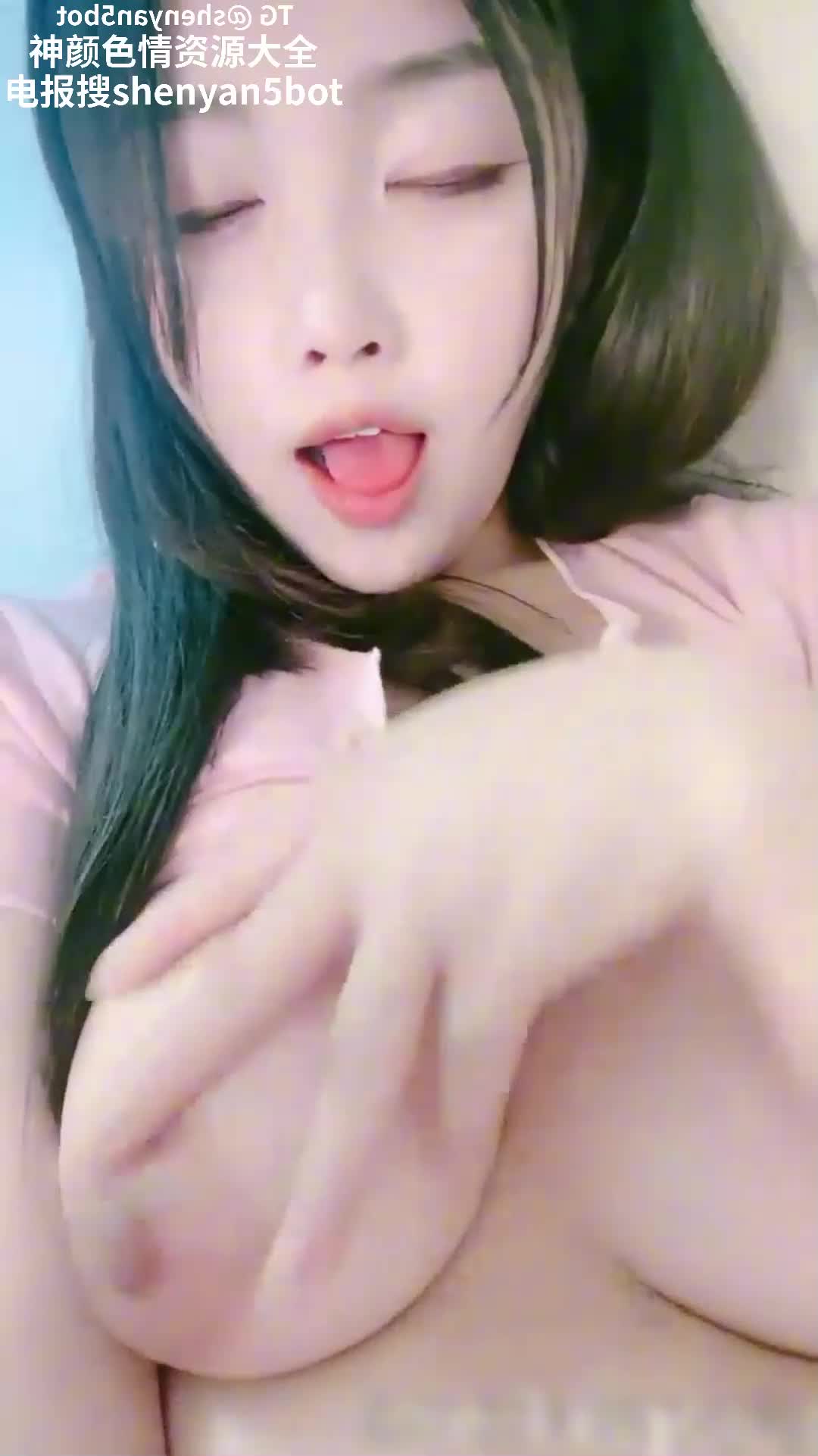 #巨乳 少妇玩弄自己大奶子乳头粉嫩用爆乳夹住阳具上下包裹