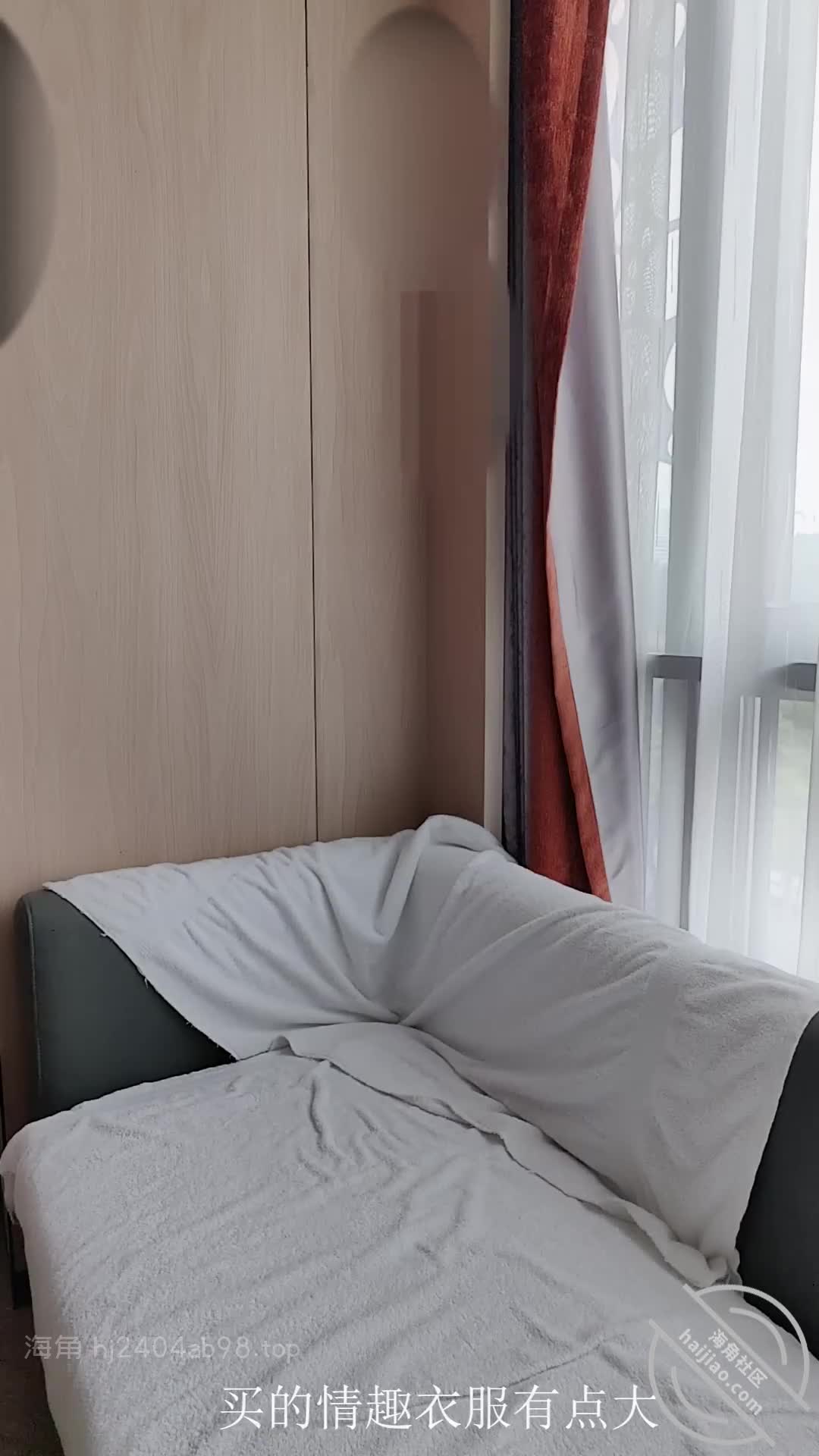 海角精选【海角大神】嫂子的制服诱惑，黑丝高跟鞋，骚逼把精子都吸干了️️和嫂子在酒店住了一晚。我们入住酒店后迫不及待的操了一次，我没有来的及拍，嫂子说这有个全身镜，全身镜就能看到我怎么操她的，不需要用手机。我也只好顺她意，我们站在全身镜前面激烈得操逼。晚饭后我们又去了清吧喝酒，两个人喝了一打小乌苏，嫂子喝得有点多，回到酒店倒头就睡，我洗完澡后摆上手机就强行操了她，她被我操得全身发抖，说快被我操吐了#海角 #乱伦 #嫂子 #黑丝 #制服—————————「中文包及搜索引擎」  「吃瓜找片涩涩群」