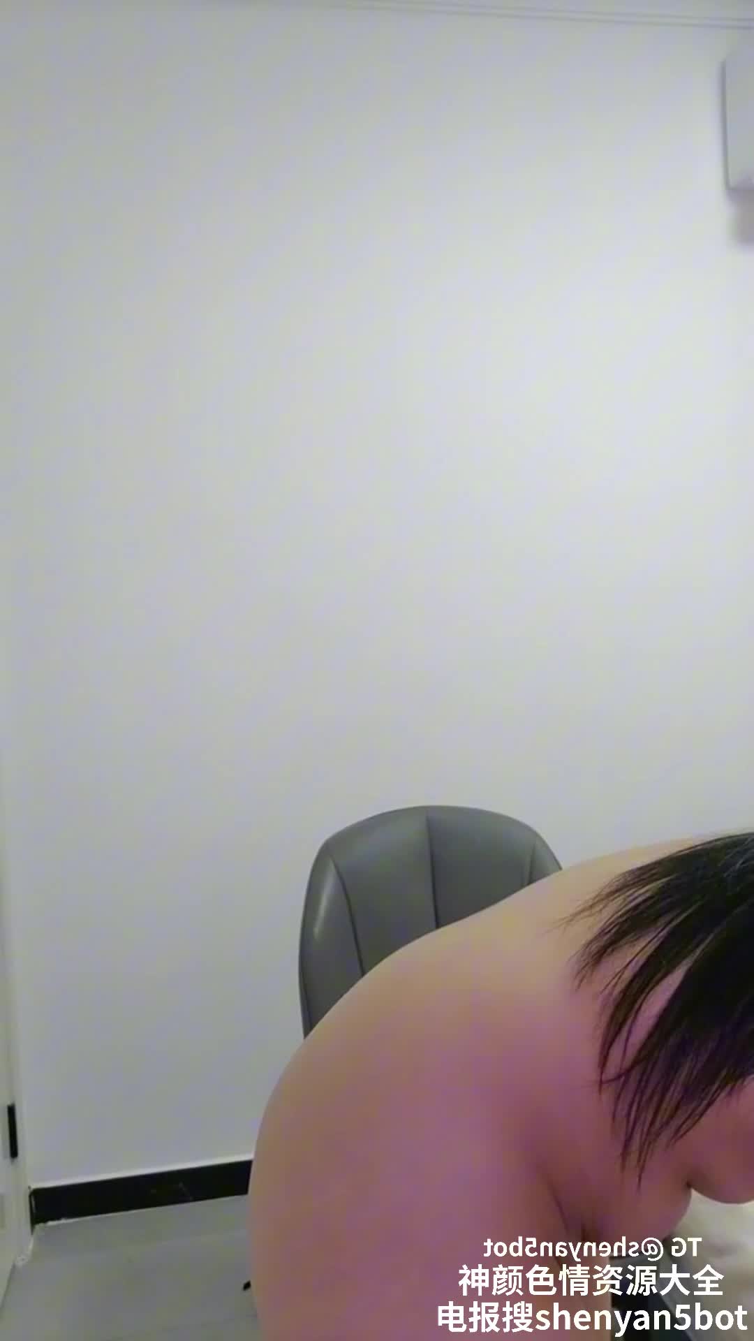 #巨乳 她双手轻抚着丰满的乳房，指尖在乳头上轻轻摩擦，呻吟声带着欲望的味道，缓慢地扭动着身体，享受着自慰的快感