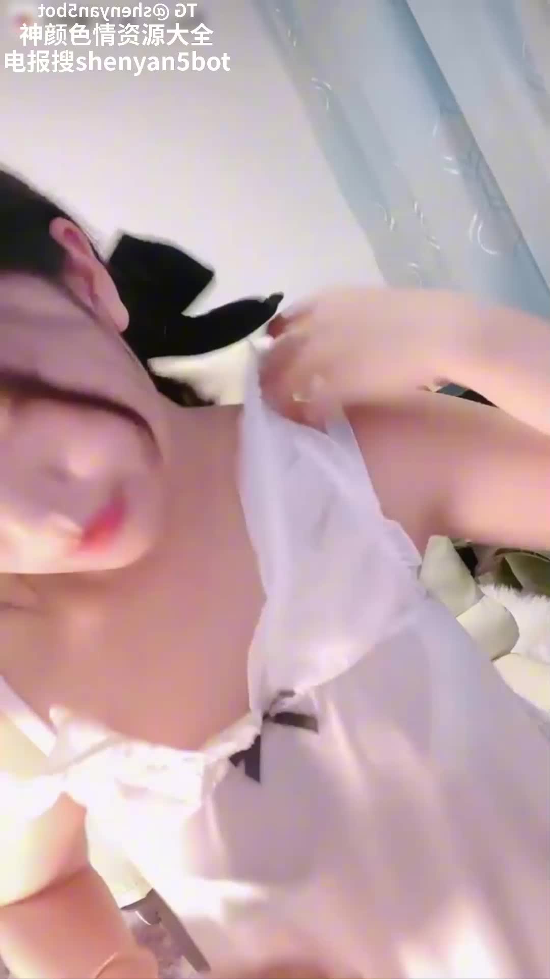 #巨乳 少妇玩弄自己大奶子乳头粉嫩用爆乳夹住阳具上下包裹