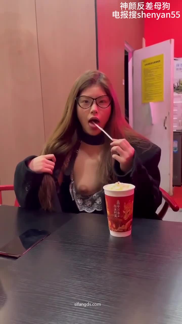 #巨乳 淫荡大奶子母狗喜欢在户外露出自己的奶子给别人看 第二弹