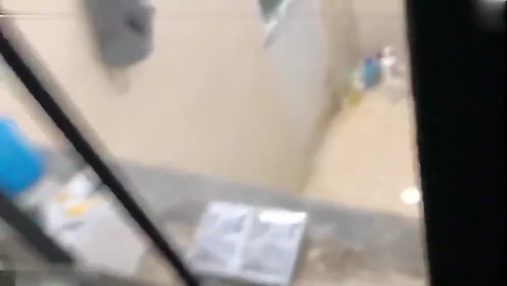 全网顶级国产一百部洗澡偷拍，极品大奶妹子发现偷拍惊吓大叫