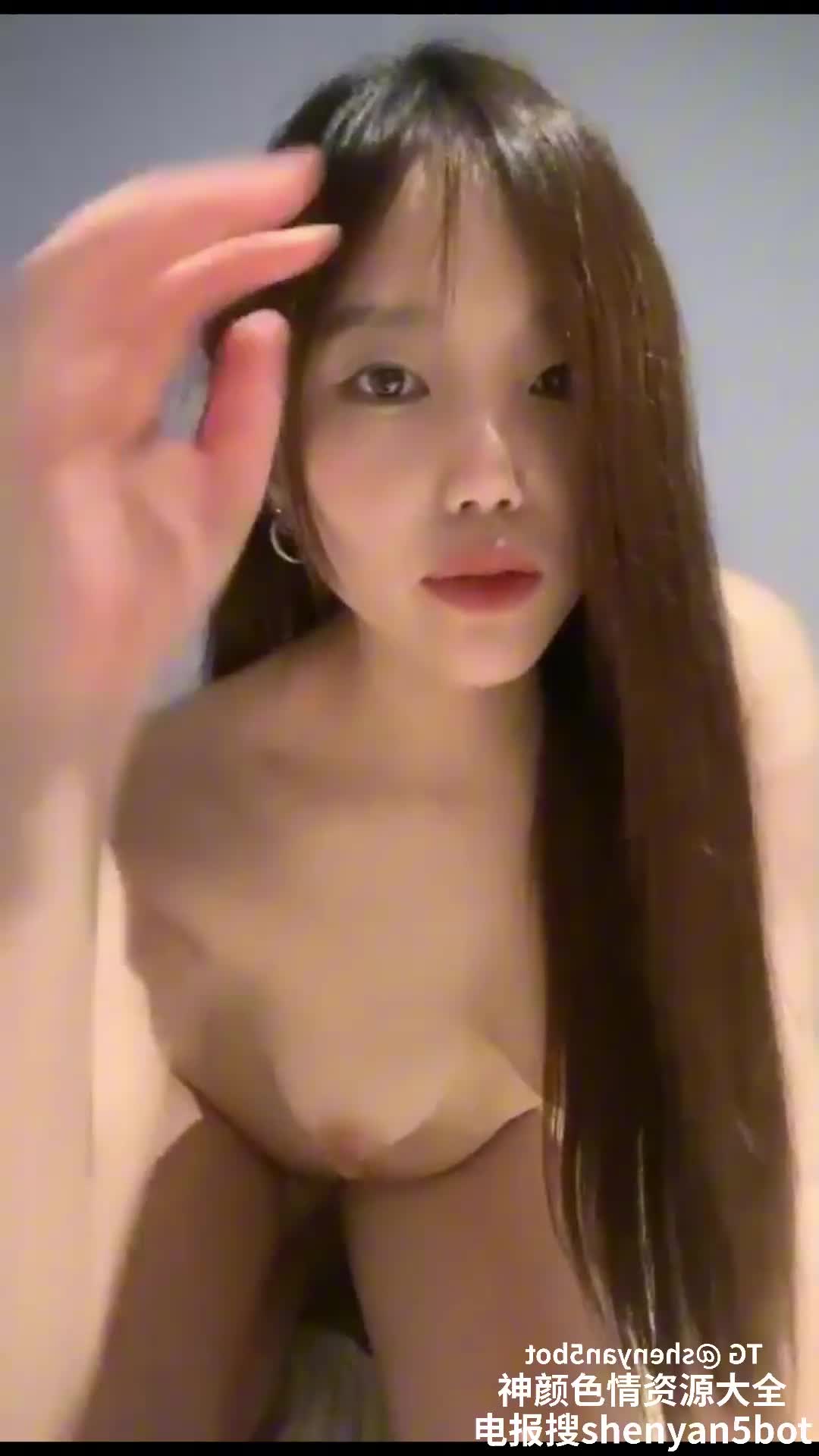 #巨乳 她娇喘着，双手揉捏着巨乳，娇吟不已，指尖轻轻拨弄。波涛汹涌，火辣无比，欲火焚身。