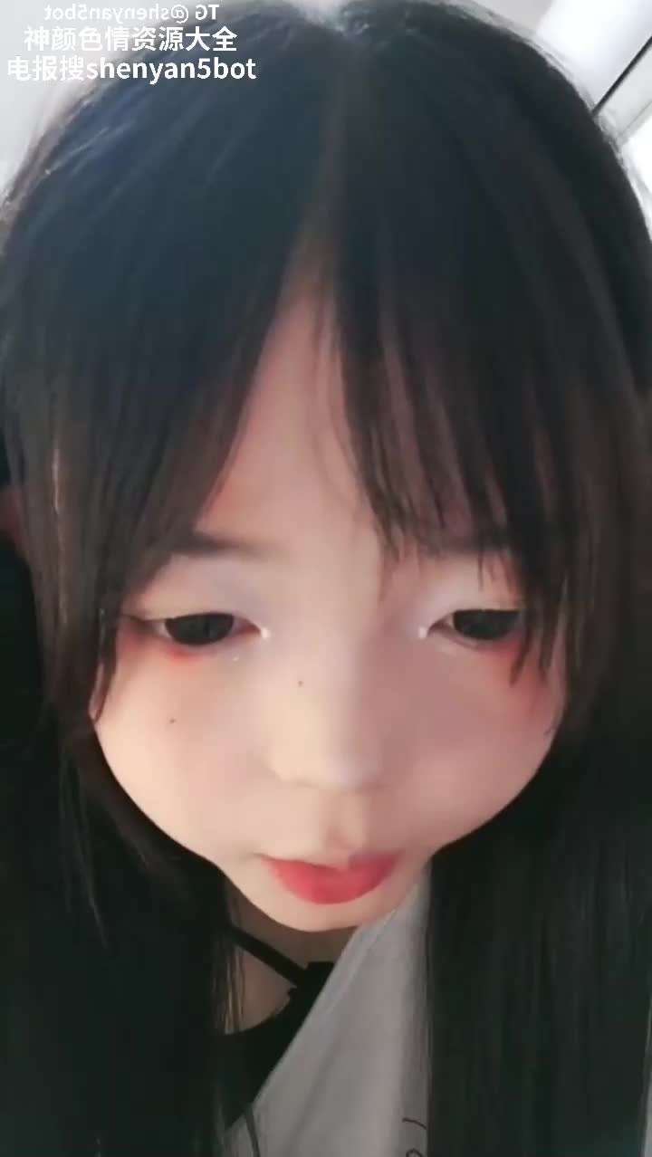 #巨乳 完美身材的乖巧学生妹实为发情母狗 E罩杯奶子挺着勾人 嫩穴塞满手指猛搞 反差浪叫暴露她淫荡真面目 第一弹