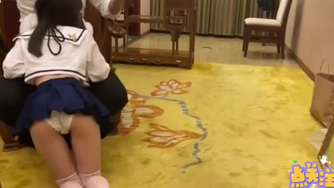 极品眼镜娘萝莉骚母狗穿制服被金主爸爸满地遛 馒头逼受调教舔鸡巴母狗式骑乘操逼 玩得真开