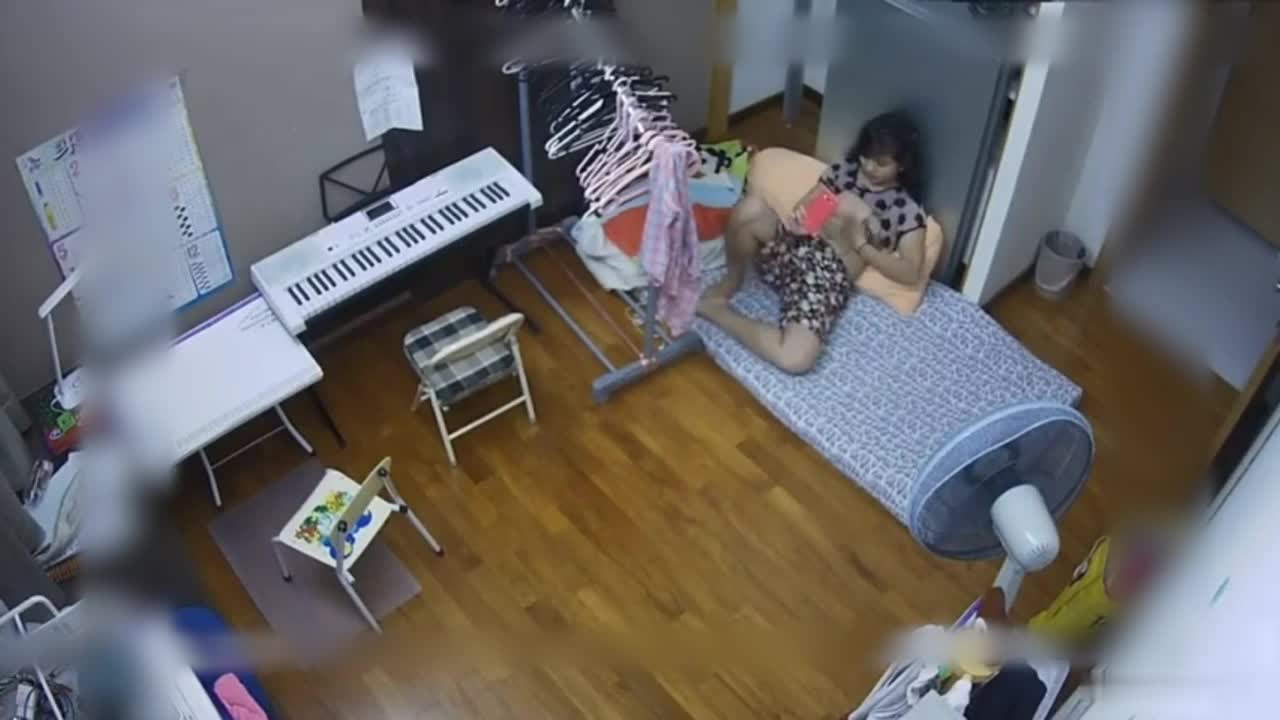 香港一雇主看监控发现菲佣客厅里视频自慰 背井离乡到香港做佣人，空虚寂寞冷啊。