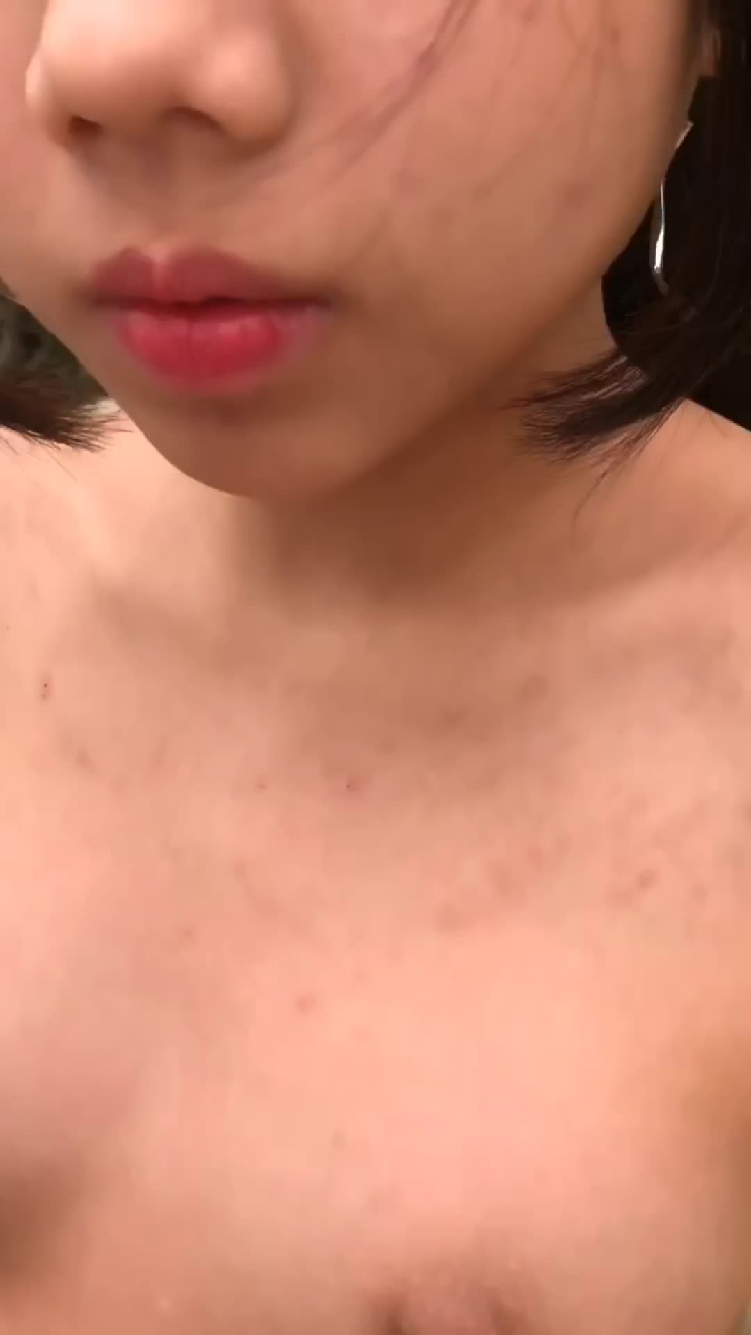 大家应该熟悉，要说户外露出就数这个小婊子最给力，猴急摄影师你大爷的先来一炮是吗，摄像专心一点好吗
