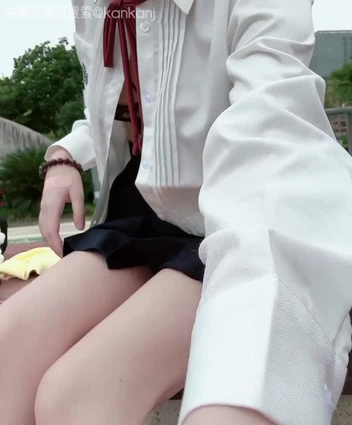jk制服00后小骚货 肤白逼嫩公园露出下体自慰被人看到了 隔着屏幕都想操她