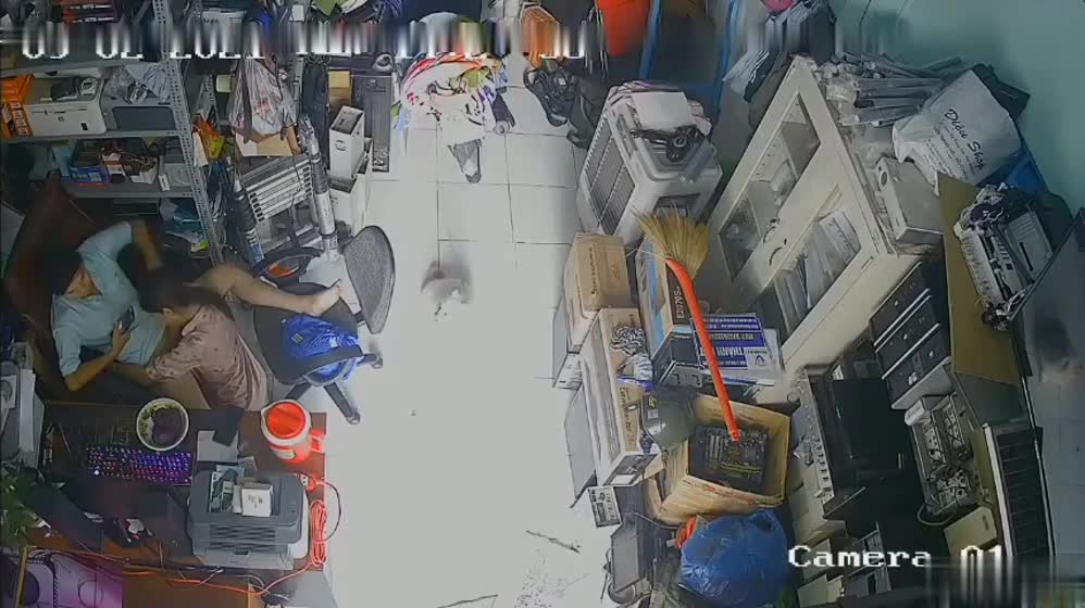 监控破解 大叔店内操店员