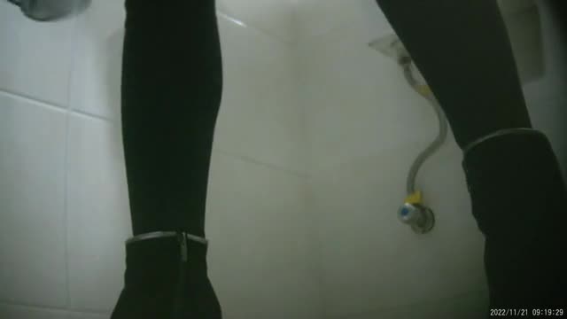 神秘人新品厕拍窥阴新视角极品毛衣裙美少妇