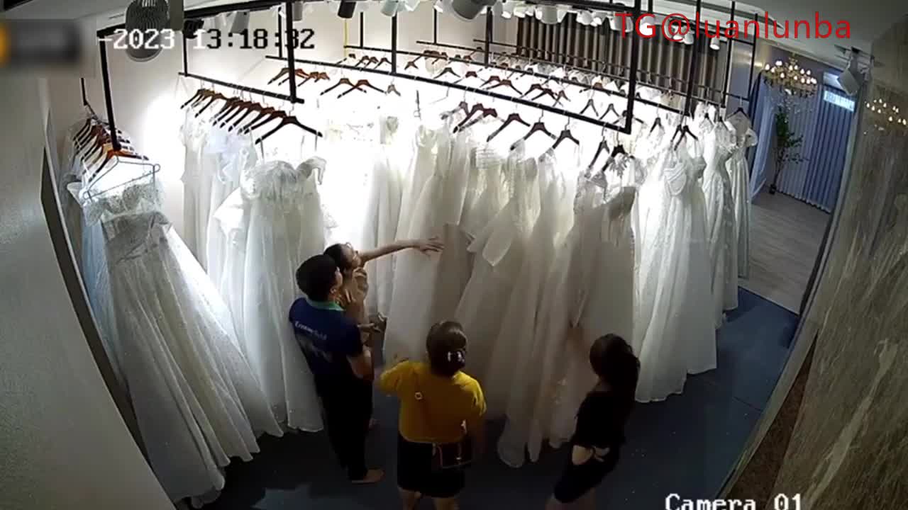 【摄像头破解】知名婚纱店店内摄像头被黑客破解偷拍三位新娘换婚纱