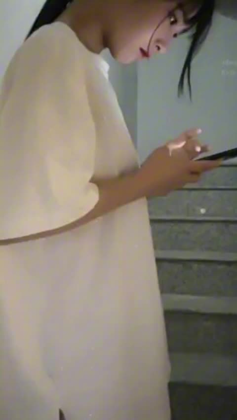 小骚货女友 想找刺激 楼道露出演绎玩强奸 让男友强势后入