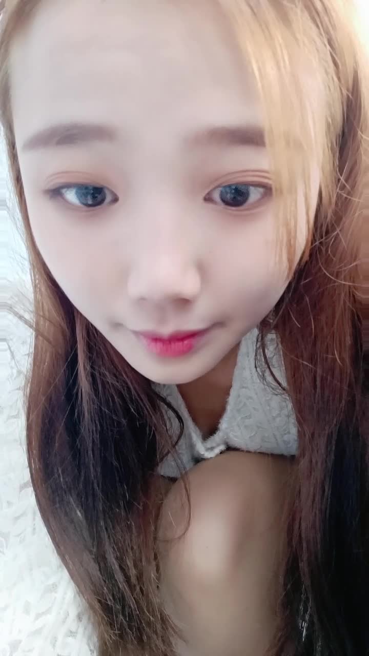 理发店前台小姐姐，桌子下偷偷自慰喷水，憋不住跑到厕所尿尿，逼痒顶不住勾引同事，操作间内口交后入疯狂性爱