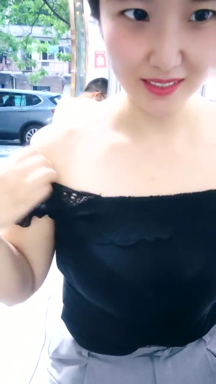 少妇在孩子面前露出奶子和骚逼，毁三观#少妇 #直播 #露出