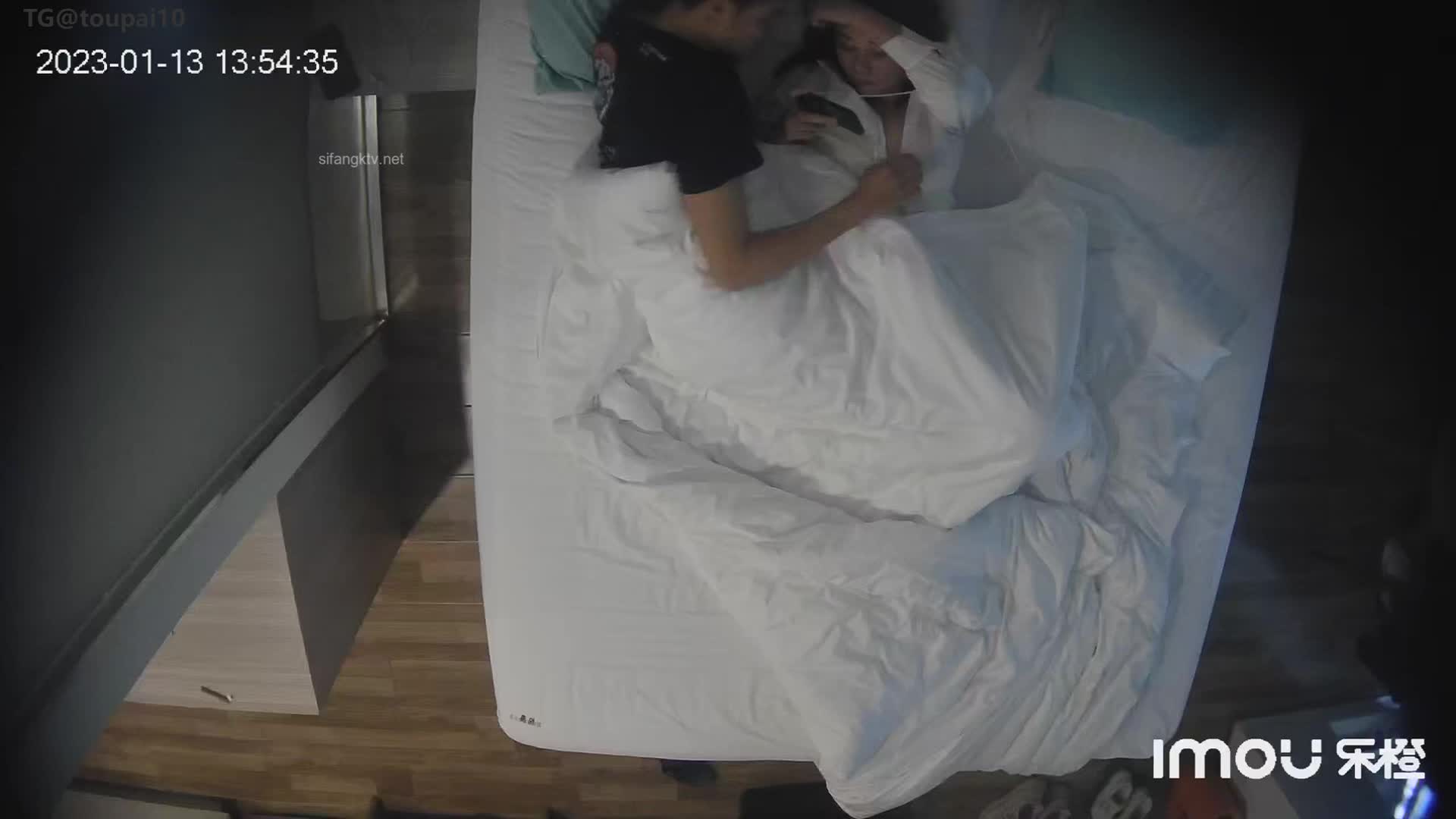大奶美女跟刚处不久的小男友开房 刚开始还羞射 兴致来了直接骑上去