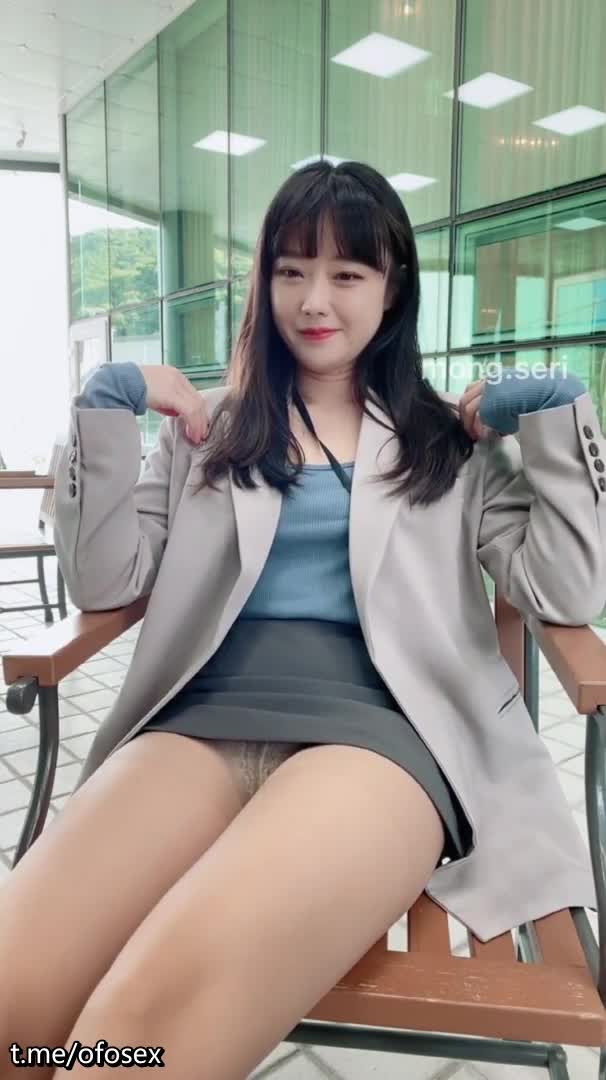 纯美外表反差骚货户外极限露出诱惑，这个屁股确实太肥美了，后入极品