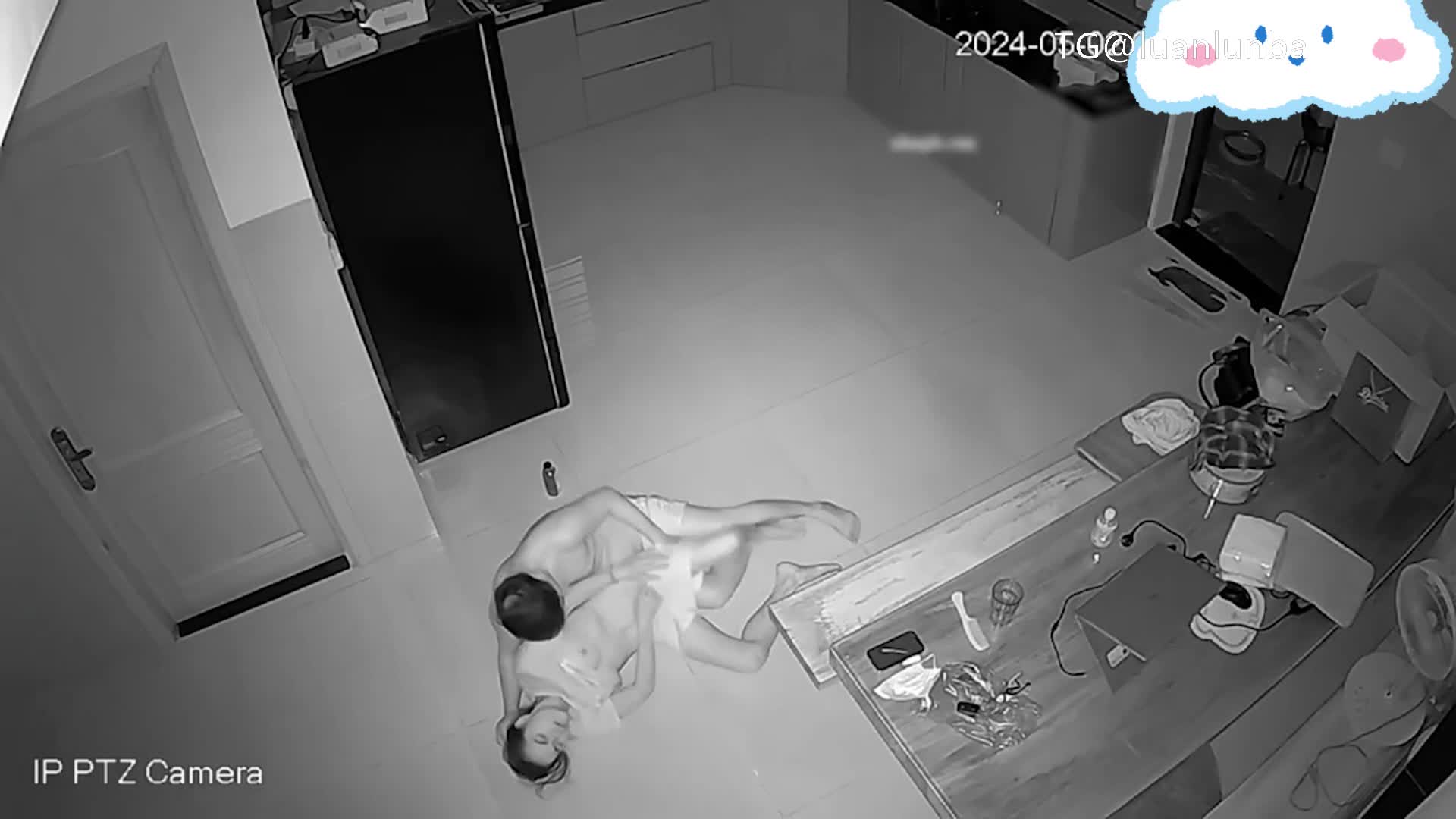 【家庭摄像头偷拍】妈妈和叔叔做爱，准备上厕所的女儿撞到当场社死尴尬的缩回房间