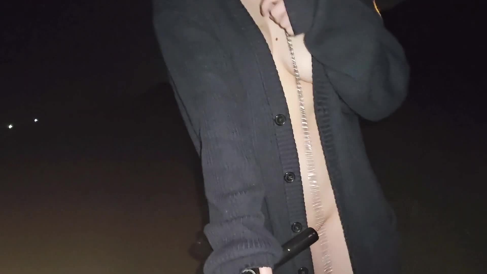 全裸露出，嫩白女优被牵到户外露出身体，尻她下体，小女友很乖，被尻的哇哇叫