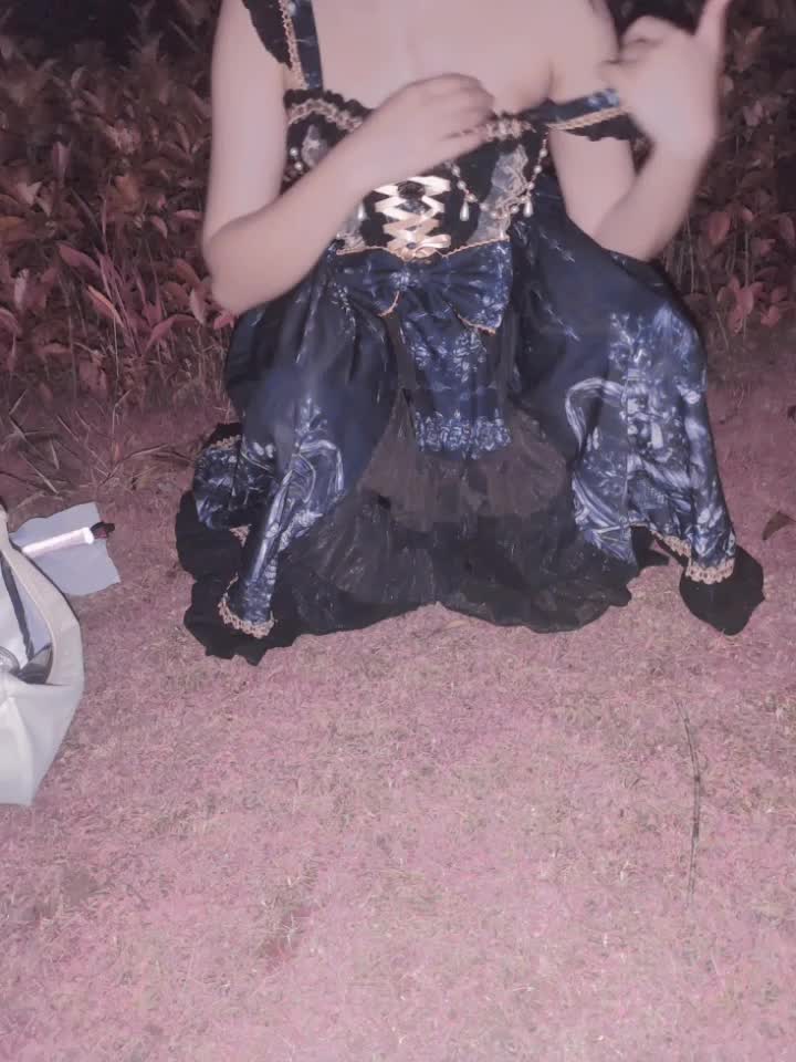 开档黑丝情趣洛丽塔公园大胆露出 抽插逗弄自己的嫩逼
