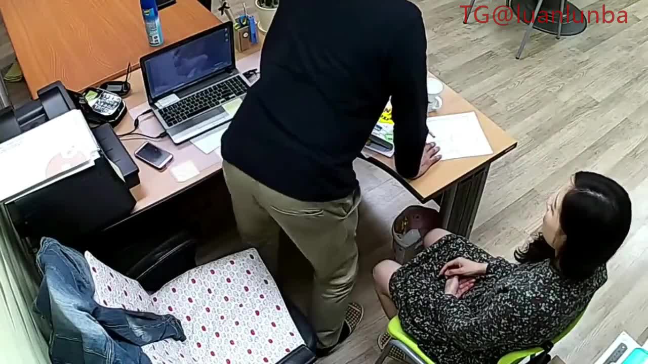 【摄像头破解】公司经理和女秘书在公司看黄片忍不住开操