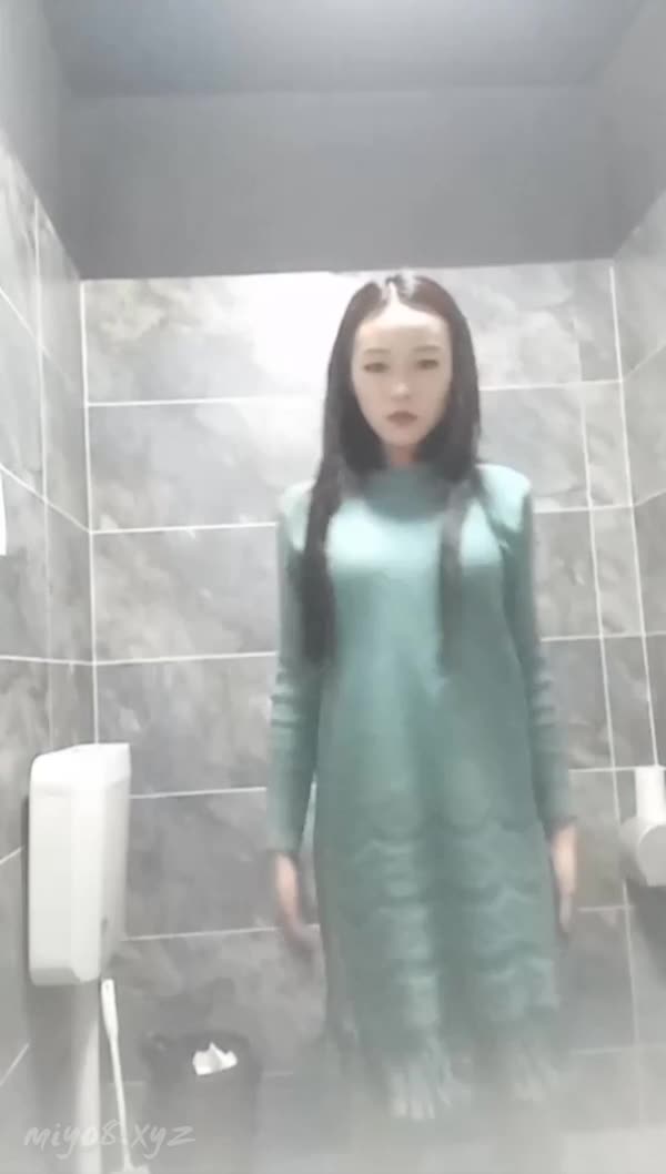 在美发店认识的漂亮发型设计师小姐姐,七夕节发大红包换来的厕所尿尿摸B自拍