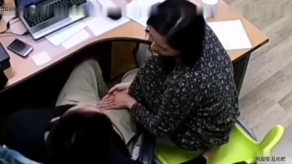 公司领导和秘书探讨成人视频，一步一步扒开秘书内裤圈过程实录 加入会员群