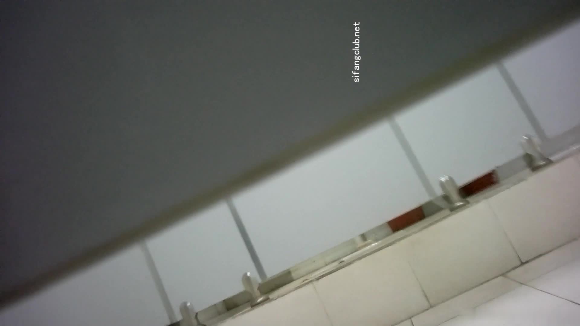 单位女厕近距离偷窥高跟熟女同事的大肥鲍留着长长的白带