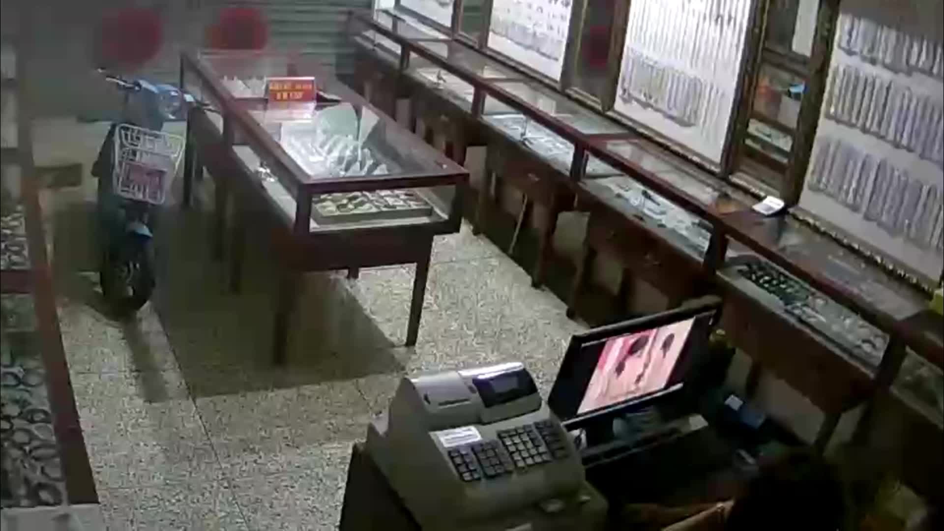 《黑客破解》珠宝店中年夫妻关门后在店里看小电影啪啪啪 #偷拍 #偷窥 #夫妻 #人妻 #良家