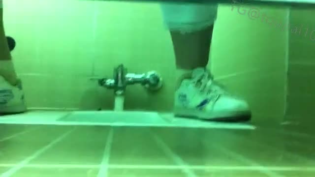 新鲜出炉女厕厕拍疯狂哥 你是我们的勇士，不过拍的时候手别抖，莫激动