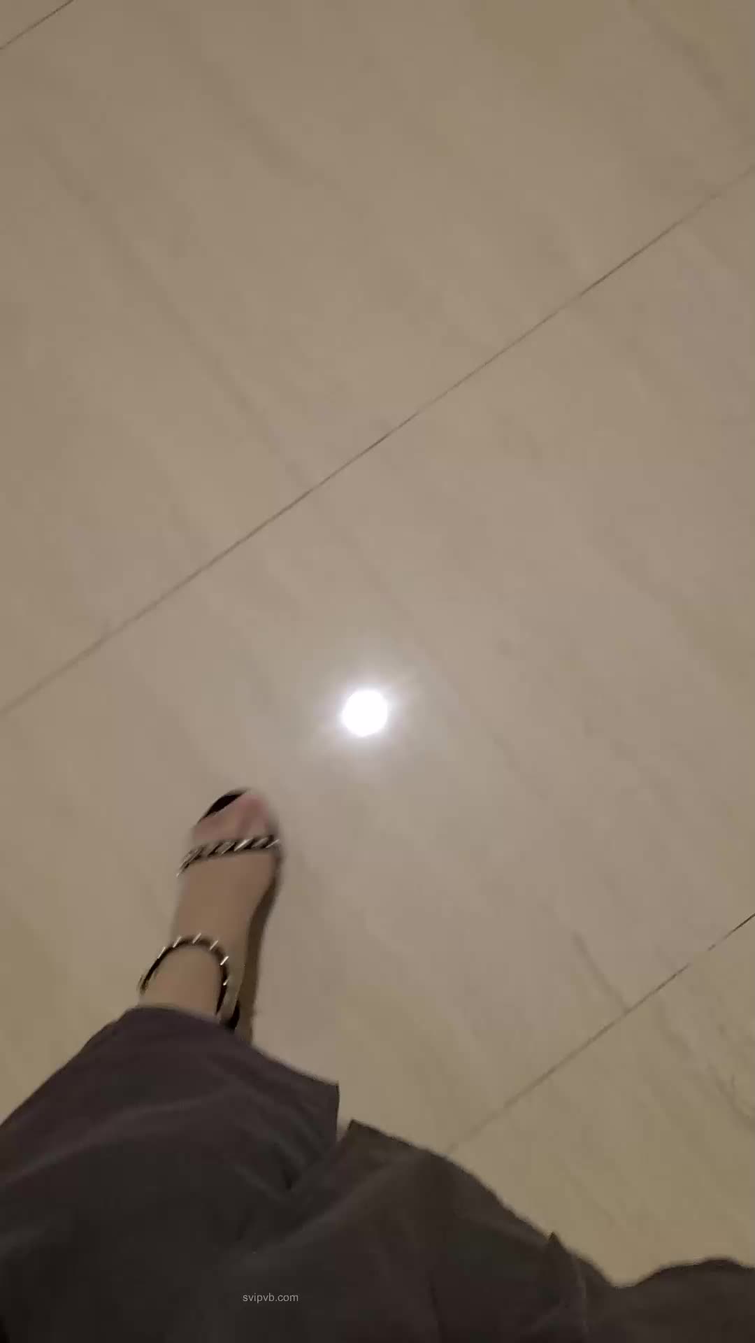 够骚，人妻逼又痒了，按耐不住寂寞楼道内自慰露出，尺度是真的大，假屌贴在地上，电梯口突然开门的话，你拔起来都难