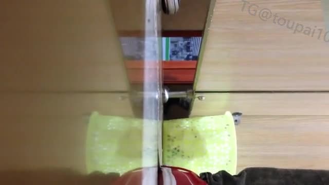 胆大小伙躲在女厕蹲守厕拍，对着美女大屁股狂拍，脱裤子时候 差点看见你