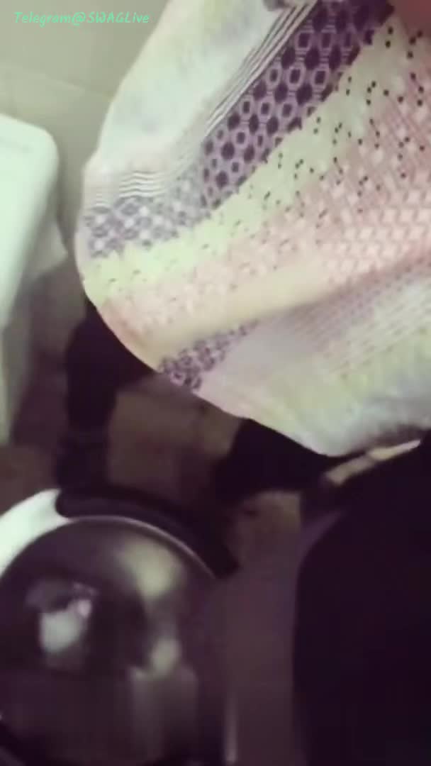 单位财务姐姐上厕所尿尿被包皮鸡巴领导尾随进去强迫吹箫口爆颜射脸上