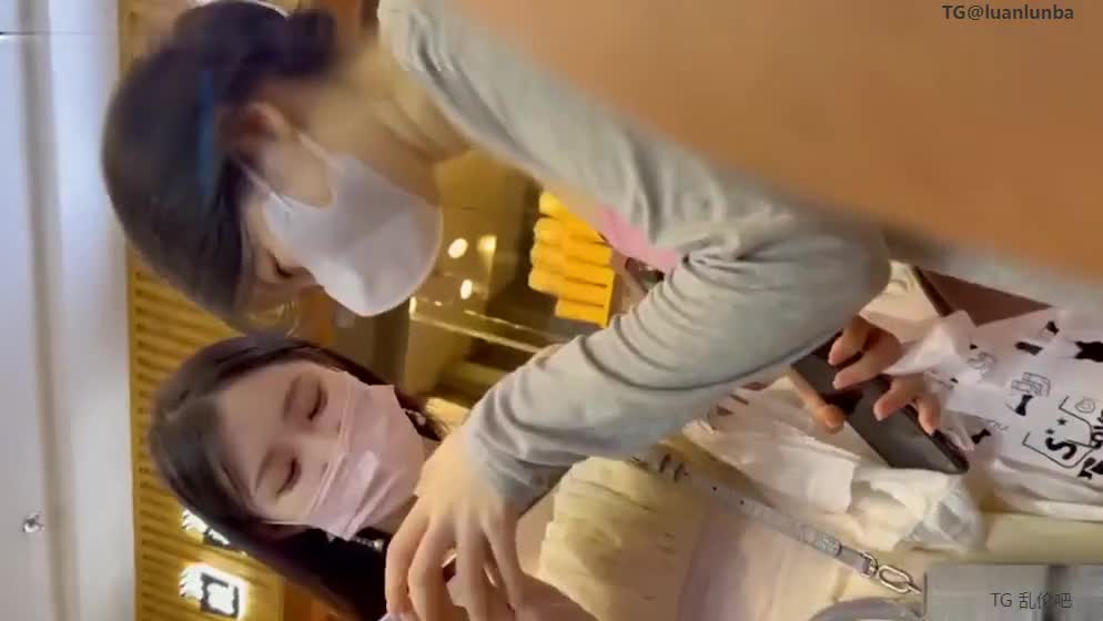 裙底偷拍清纯少女们
